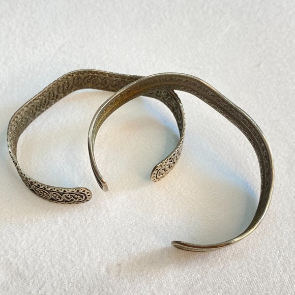 Two Wavy Cuff Bracelets Tarnished Silver Tone Ornate Etchings - Picture 4 of 10